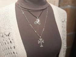 Duo de bijoux La Blanche Hermine en stacking bohème : croix et triskell avec triquètre pour un look celtique chic