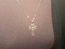 Collier avec pendentif argenté croix celtique ajourée, branches aux motifs de triquètres entrelacés, un bijou pour femme