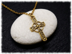 Pendentif croix celtique dorée avec triquètres finement gravés, sur collier chaîne fine, un bijou La Blanche Hermine