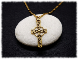 Sublimez votre allure avec cette croix celte dorée, la finesse des triquètres au service de l'élégance féminine