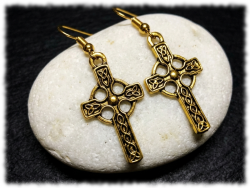 Envie de briller avec sens ? Ce pendentif croix celtique dorée en boucles d'oreilles est votre allié.