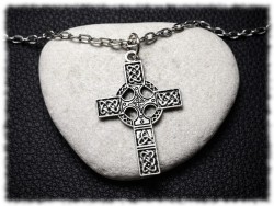 Un talisman spirituel moderne aux racines anciennes, un pendentif croix celte pour homme élégant et tendance intemporelle