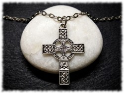 Pourquoi choisir entre force et élégance ? Cette croix celtique offre un maillage d'une densité rare