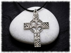 Marre du minimalisme ? Ce pendentif croix celte riche en détails est l'atout mode qu'il vous faut.