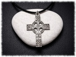Portez l'éternité ! Croix celtique argentée ornée de nœuds infinis et de triquètre, parfaite pour homme ou femme