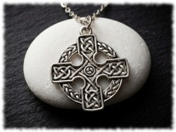 Pendentif croix celtique aux entrelacs traditionnels, bijou d'inspiration irlandaise, un cadeau original pour homme