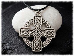Bijou celte croix irlandaise ornée d'entrelacs complexes, pendentif original pour femme et adolescent avec son cordon noir