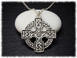 Envie d'un bijou qui a une histoire ? Cette croix celtique en pendentif sur collier rappelle les hautes croix de pierre