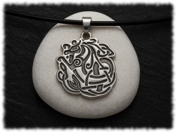Adoptez l'esprit d'Odin avec ce pendentif cheval de style viking Jelling/Mammen, un bijou historique unique à découvrir
