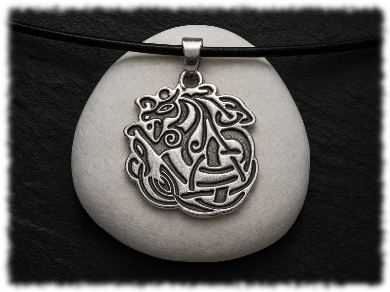 Pendentif cheval viking sur cordon noir, une créature mythique tout en entrelacs, un accessoire médiéval de caractère.