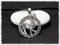 Amulette cerf de la forêt, symbole de cycle éternel et de fertilité, un bijou celtique avec la protection de Cernunnos