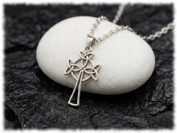 Croix celtique en métal argenté, pendentif argenté avec motif nœuds de triquètres et nimbe central circulaire