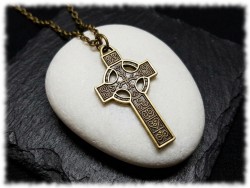 La croix celtique est un bijou raffiné qui sublime votre style avec une touche de la beauté éternelle de l'Irlande