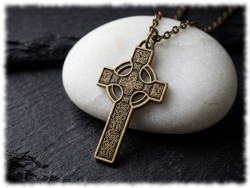 Découvrez notre pendentif croix celtique, un bijou pour homme symbole d'unité, d'harmonie et d'amour universel