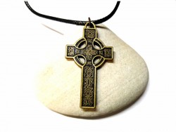 Croix celtique : élégance et mystère en un pendentif unique sur cordon noir masculin à porter près du cou