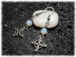 Boucles d'oreilles protectrices Nœud de Sorcière, un modèle avec perles de cristal d'opalite par La Blanche Hermine