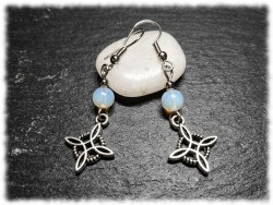 Des boucles d'oreilles Nœud de Sorcière et opalite pour un look païen, un talisman efficace, élégant et spirituel