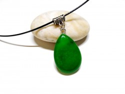 Bijou totem insolite : pendentif goutte de rosée en jade vert profond, un collier inspiré par la nature, alliant la force du symbole antique à la douceur de la pierre fine.