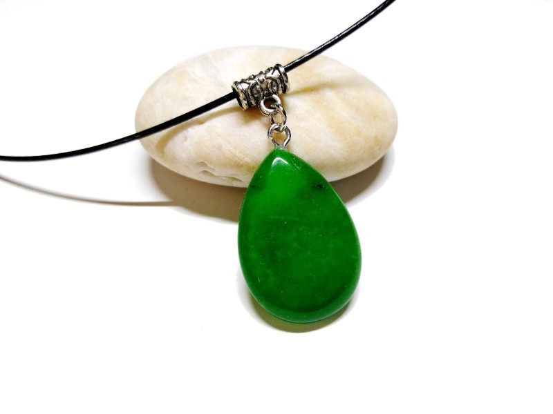 Collier tour de cou noir mat avec un pendentif Goutte de Jade véritable, un bijou féminin dans un style bohème décontracté