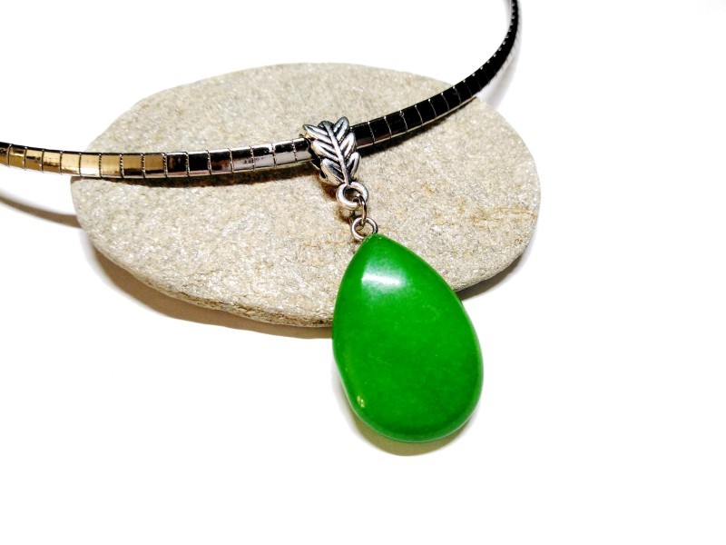 Collier tour de cou inox brillant avec pendentif de Jade en forme de goutte, un bijou luxe très élégant pour une cérémonie