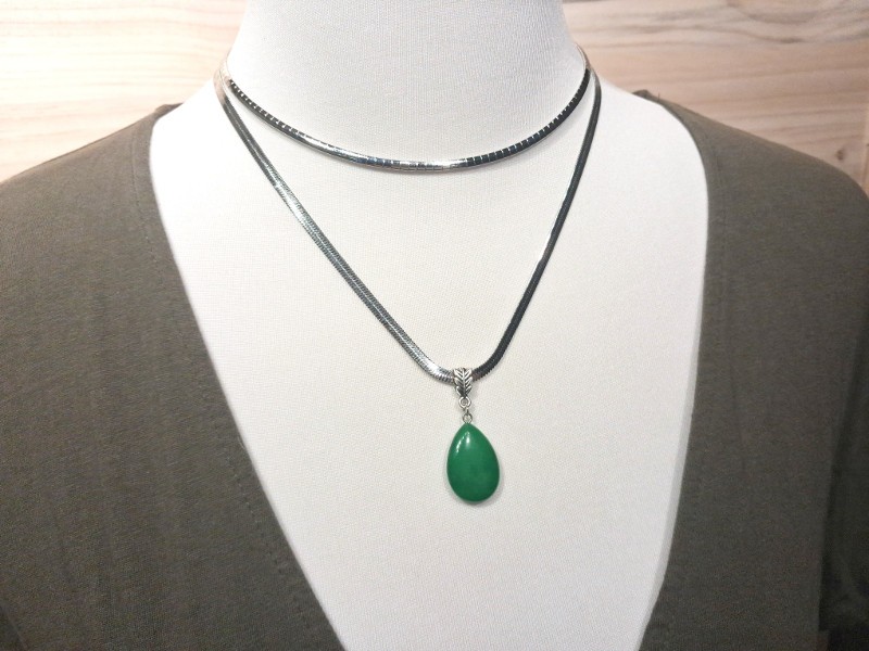 Tour de cou inox seul et pendentif en jade vert véritable sur long collier en maille serpent pour un stacking bohème chic