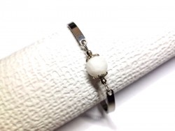 Bracelet ajustable avec perle de jade blanc impérial et monture acier inoxydable résistant.