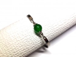Bracelet minimaliste en inox argenté avec perle de jade vert pour un design moderne avec ses tiges d'acier poli
