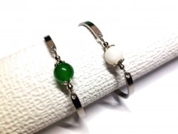Bracelets minimalistes ajustables en jade blanc et jade vert sur tiges inox inaltérable.