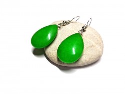 Boucles d'oreilles artisanales avec pendentifs de jade vert en forme de goutte sur monture argentée crochet classique