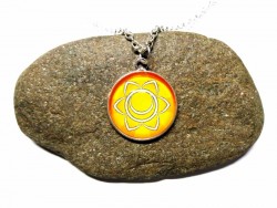 Pendentif argenté chakra sacré sur chaîne de charme. Ce symbole favorise l'enthousiasme dans vos projets personnels.