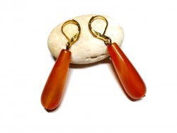 Le retour du vintage solaire : nos boucles d'oreilles en agate et or rappellent l'élégance chic des années 70