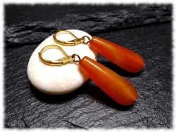 Esthétique des pierres solaires en bijouterie artisanale avec l'agate montée en boucles d'oreilles