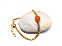 Illuminez votre style avec la clarté d'une agate sur bracelet inox doré : une pierre de lumière qui rayonne de mille feux