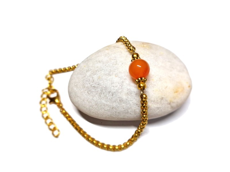 Illuminez votre style avec la clarté d'une agate sur bracelet inox doré : une pierre de lumière qui rayonne de mille feux