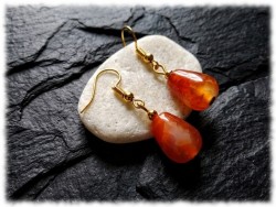 Un bijou agate ambrée pour stimuler le chakra sacré en boucles d'oreilles dorées