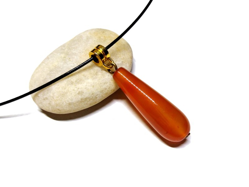 Un pendentif en agate orange pour une vitalité rayonnante : la pierre idéale pour harmoniser le chakra sacré