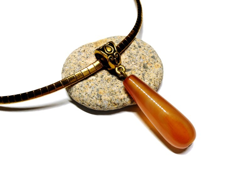 Mariage royal de l'or et du miel : la monture dorée exalte les reflets incandescents de l'agate, par La Blanche Hermine