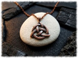 Le Nœud de la Trinité cuivre : équilibre parfait pour vos autels ou vos tenues de rituel pour perpétuer la tradition occulte