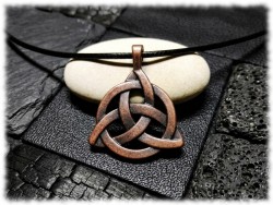 Portez l'aura du Pouvoir des Trois des célèbres sœurs Halliwell de San Francisco avec ce Nœud de la Trinité. Un pendentif au ton cuivre pour celles qui croient en leur propre magie.