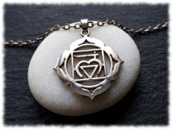 Gros plan sur un collier 1er chakra. Un talisman de protection conçu pour dissiper les peurs et ancrer vos projets.