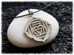 Collier chakra racine protecteur. Ce motif millénaire agit comme un ancrage puissant pour garder l'esprit clair.