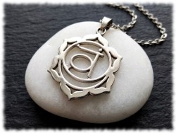 Collier avec pendentif du deuxième chakra. Portez l'énergie du renouveau pour transformer votre quotidien avec passion.
