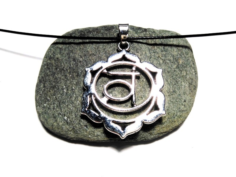 Stabilisez votre vie émotionnelle avec le Chakra Sacré. Une amulette qui favorise la confiance en sa propre valeur.