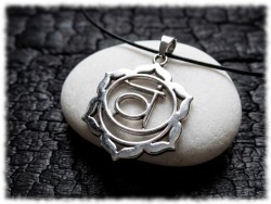 Pendentif chakra sacré fini miroir. Un éclat durable pour ce symbole de plaisir qui renforce votre goût pour l'aventure.