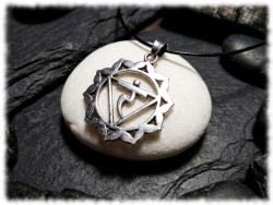 Bijou chakra plexus solaire pour femme. Un symbole de souveraineté pour se sentir capable de relever tous les défis quotidiens.