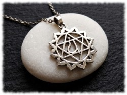 Collier chakra du cœur protecteur. Ce motif millénaire aide à avancer plus léger en cultivant le pardon intérieur.