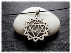 Bijou chakra du cœur pour femme. Un symbole de guérison émotionnelle pour vivre en accord avec vos valeurs nobles.