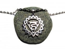 Pendentif cinquième chakra sur chaîne. Osez dire votre vérité et libérer votre créativité verbale avec ce symbole sacré.