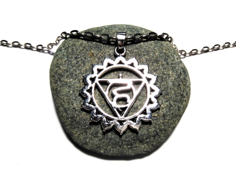 Pendentif cinquième chakra sur chaîne. Osez dire votre vérité et libérer votre créativité verbale avec ce symbole sacré.