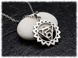 Collier spirituel avec symbole du chakra de la gorge. Retrouvez votre fluidité d'expression grâce à ce bijou de résonance.